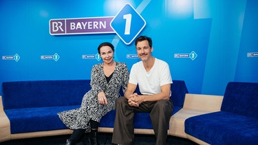 Dominique Knoll und Florian David Fitz sitzen auf der neuen Blauen Couch | Bild: BR, Julia Knoblauch