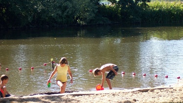 Kinder spielen am Ufer des Main im Flussbad Lichtenfels | Bild: Stadt Lichtenfels
