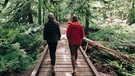 Zwei Frauen gehen in einem Wald spazieren | Bild: mauritius images