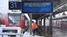 Hinweistafel auf dem verschneiten Münchner Hauptbahnhof am 2.12.2023 | Bild: picture alliance / SVEN SIMON | Frank Hoermann / SVEN SIMON