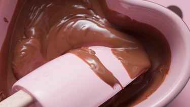 Geschmolzene Schokolade in einer Schüssel mit Rührlöffel drain | Bild: mauritius images
