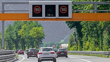 Autobahn-Verkehrsschild mit IG-L-Vorgaben auf einer österreichischen Autobahn | Bild: dpa/picture alliance