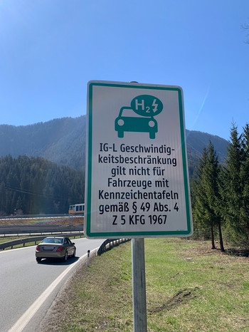 Verkehrsschild an einer Straße mit grüner Aufsschrift, Österreich | Bild: ASFINAG