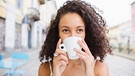 Frau hält eine Tasse Kaffee in einem Café in den Händen | Bild: mauritius images