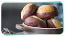 Mit Schokolade verzierte Maroni-Kekse in einer Schüssel, Nahaufnahme | Bild: mauritius images
