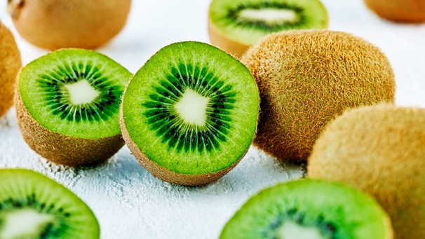 Kiwi auf einem Teller | Bild: mauritius images / Axel Killian
