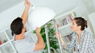 Ein Paar überlegt, eine Lampe zu installieren | Bild: mauritius images