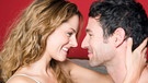 Eine Frau und ein Mann blicken sich verliebt an | Bild: mauritius images / Westend61 / Nico Hermann