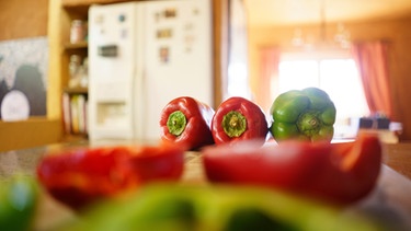 Rote oder grüne Paprika? | Bild: mauritius images / Image Source / Raphye Alexius