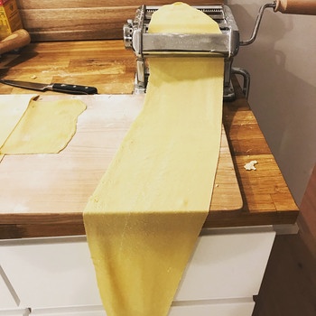 Eine breiter Teigstreifen Pasta kommt aus einer manuellen Nudelmaschine | Bild: BR/ Susanne Wolff