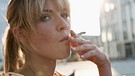Eine jugne Frau raucht eine Zigarette | Bild: mauritius-images