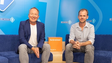 Moderator Thorsten Otto und Schreiner Florian Merz auf der neuen Blauen Couch | Bild: BR, Markus Konvalin