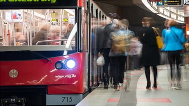 Eine U-Bahn steht an der Haltestelle "Hauptbahnhof" in Nürnberg am Gleis | Bild: BR/dpa-Bildfunk/Daniel Karmann