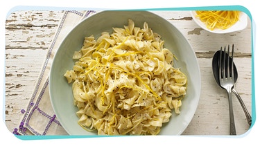 Nudeln mit einer sämigen Zitronensauce, auf einem Teller | Bild: Montage: BR; mauritius images / foodcollection / Michael Kraus