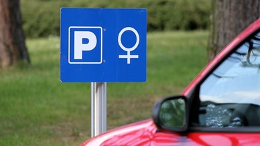 Auto parkt auf Frauenparkplatz | Bild: picture-alliance/dpa