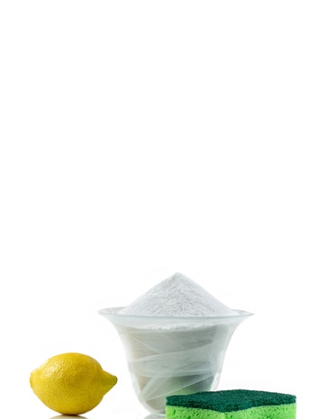 Schälchen Natron  mit Putzutensilien und Zitrone  | Bild: mauritius images / BSIP / Chassenet