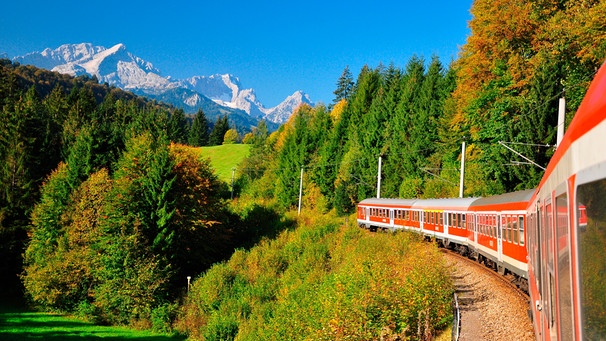 Zug fährt durch Bayern, Garmisch-Partenkirchen | Bild: mauritius images / Peter Lehner