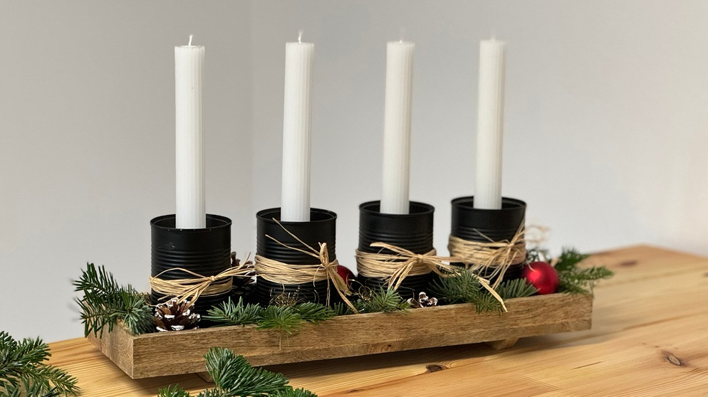 Gute Idee: Adventskranz mit langstieligen Kerzen und leeren Konservendosen | Bild: BR/Bogdan Kramliczek
