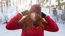 Eine Frau mit Mütze in der Kälte. | Bild: mauritius images / Westend61 / Frank Van Delft