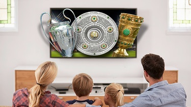 Familie auf Sofa überlegt, wo sie Fußball im Fernsehen anschauen kann | Bild: mauritius-images; Montage: BR