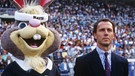 1988 steht bei der Fußball EM in Deutschland Franz Beckenbauer neben dem Maskottchen Bernie. | Bild: picture-alliance/dpa