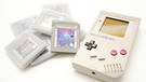Game Boy aus dem Jahr 1989, daneben liegen Spiele wie Tetris. | Bild: picture-alliance/dpa