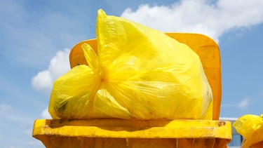 Bild von gelben Sack in gelber Tonne  | Bild: mauritius-images