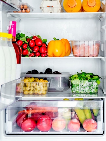 Obst, Gemüse und Fleisch lagern durcheinander im Kühlschrank | Bild: mauritius-images