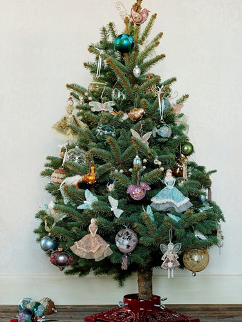 Ein mit Weihnachtskugeln und kleinen Püppchen geschmückter Christbaum | Bild: mauritius-images