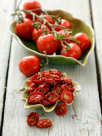 Frische und getrocknete Tomaten | Bild: mauritius images / foodcollection