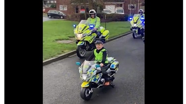 Polizeieskorte für einen 5-Jährigen im Tweet | Bild: https://twitter.com/DurhamRAPol/