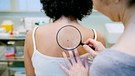 Arzt untersucht Frau  | Bild: mauritius-images