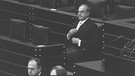 Helmut Kohl nimmt 1982 zum ersten Mal als Bundeskanzler Platz. | Bild: picture-alliance/dpa/ Sven Simon