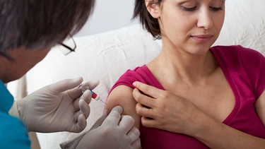 Eine Frau lässt sich gegen die Grippe impfen | Bild: mauritius-images