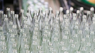 Glasflaschen nach der Wäsche | Bild: picture-alliance/dpa