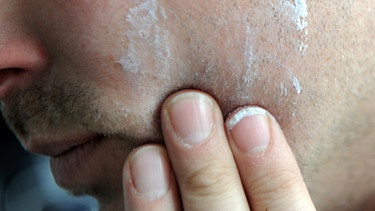 Pflege nach der Rasur | Bild: picture-alliance/dpa