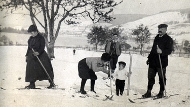 Familie Finsterlin beim Skifahren um 1906 | Bild: BR/Martin Finsterlin