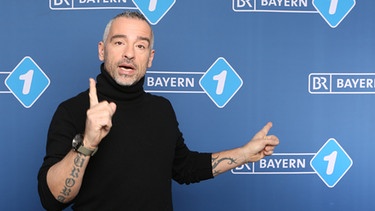 Eros Ramazzotti vor Bayern 1-Bannerwand | Bild: BR/Markus Konvalin