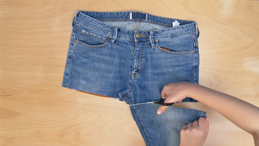 Arbeitsschritte um eine Jeansschuerze zu nähen | Bild: BR