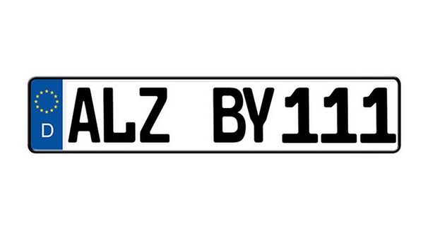 KFZ-Nummernschild mit dem Kennzeichen ALZ | Bild: mauritius-images/ BR Montage