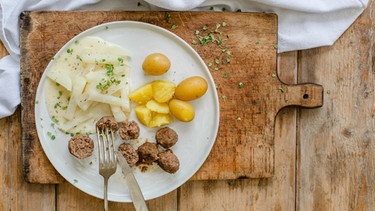 Teller mit Kartoffeln und Kohlrabi | Bild: mauritius images / foodcollection / Sabine Steffens