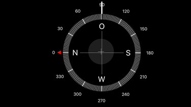 Auf einer Kompass-App weist der Zeiger Richtung Osten.  | Bild: BR