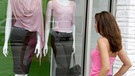 Frau vor einem Schaufenster eines Kleidungsgeschäfts | Bild: picture-alliance/dpa