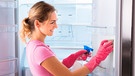 Frau putzt kühlschrank | Bild: mauritius-images/BR