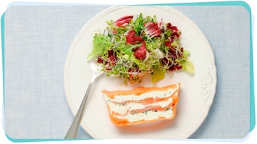 Lachterrine mit Salat | Bild: mauritius-images