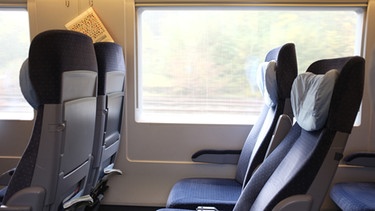 In einem ICE der Deutschen Bahn sind mehrere Sitze leer.  | Bild: picture-alliance/dpa