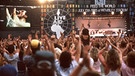 Blick auf die Bühne des Live Aid in London, während des legendären Auftritts von Queen.  | Bild: picture-alliance/dpa