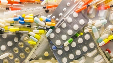 Verschiedene Arzneimittel auf einem Haufen | Bild: mauritius images / Steve Vidler