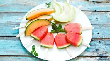 Verschiedene Melonen nebeneinander | Bild: mauritius-images