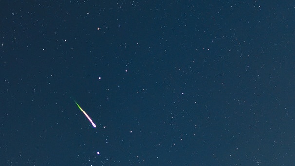 Ein Meteor fliegt über den Nachthimmel (Symbolbild). | Bild: picture-alliance/dpa